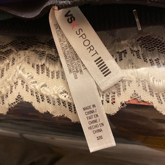 This is a Victoria Secret Sports Bra and it’s very comfy but it doesn’t fit me - Picture 2 of 4